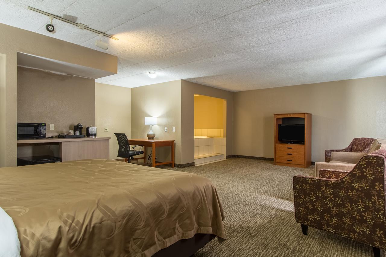 Greenridge Hotel Wickliffe エクステリア 写真