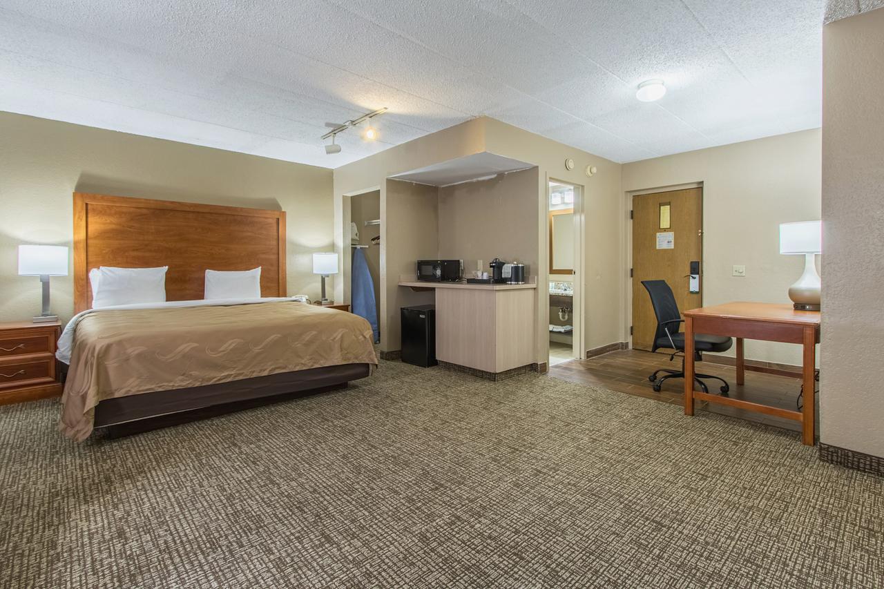Greenridge Hotel Wickliffe エクステリア 写真